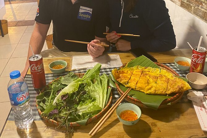 Hanoi: 7 Tasting Street Food Walking Tour and Train Street - Why this Hanoi food walk works well on a first night