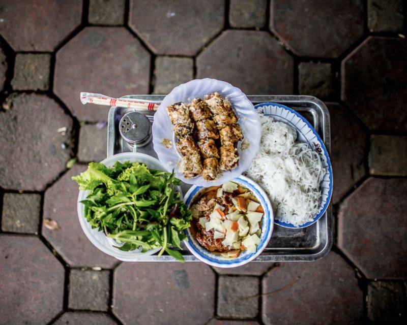 Hanoi: 7 Tastings Street Food Tour with Train Street - Seven tastings, from soft rice rolls to egg coffee