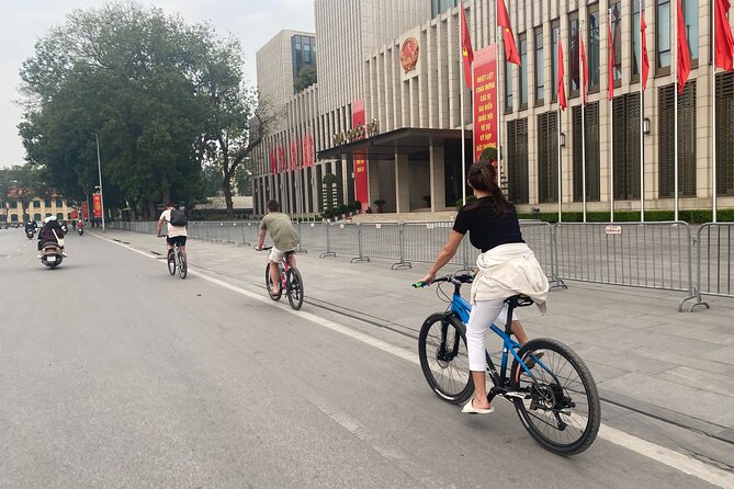 Hanoi City Bike Tour through Banana Island & Food Tasting - Old Quarter streets and railway tracks