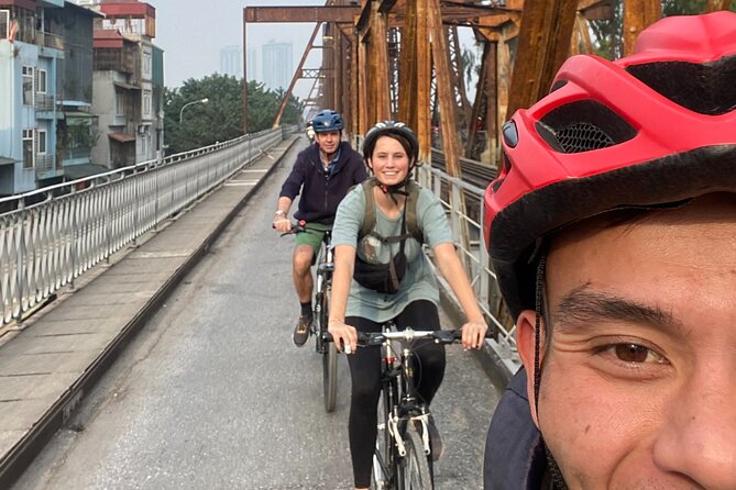 Hanoi City Bike Tour through Banana Island & Food Tasting - Getting started with the bike and guide