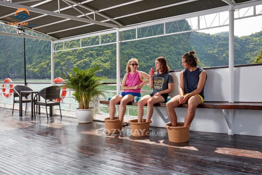 Hanoi: Cozy Halong Bay Overnight Cruise with Meals - Kayaking near the pearl farm