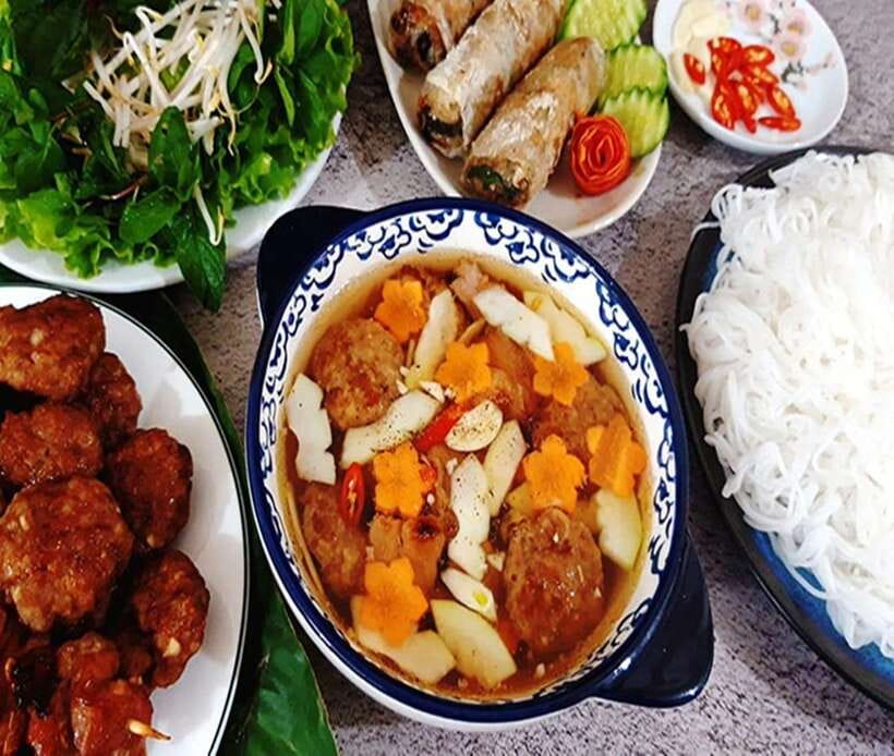 Hanoi: Eat Like a Local Small Group Street Food Tour - The main course: bun cha and pho