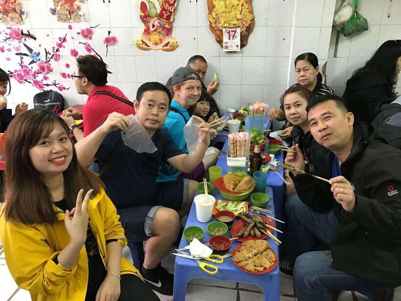 Hanoi: Eat Like a Local Small Group Street Food Tour - A small group with a guide who can adapt