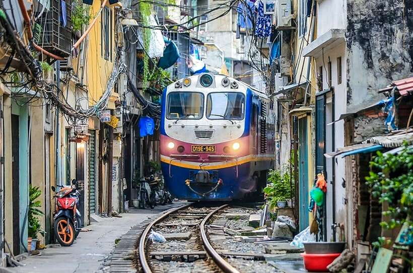 Hanoi: Guided Food Tour with Train Street Visit - Dry chicken pho offers a different noodle lesson