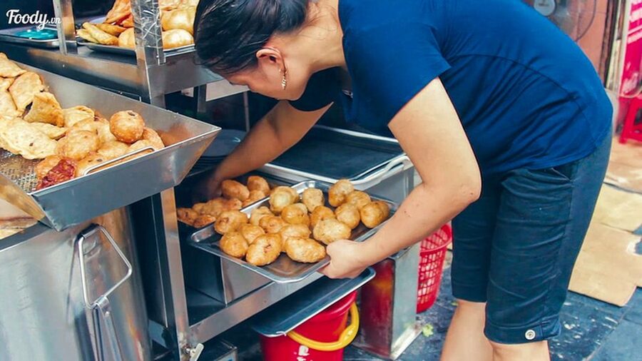 Hanoi: Guided Food Tour with Train Street Visit - Banh mi packs a lot into a short stop