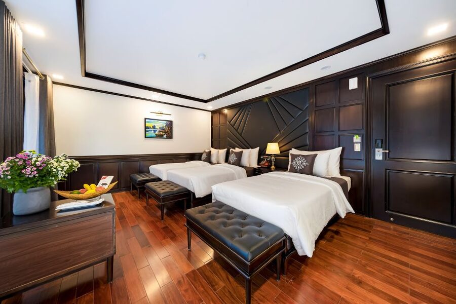 Hanoi: Halong Bay 2-Day 5-Star Balcony Cruise & Bathtub - Tra Bau and the quieter side of Lan Ha Bay