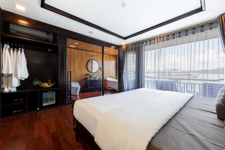 Hanoi: Halong Bay 2-Day 5-Star Balcony Cruise & Bathtub - Cooking class, sunset, and dinner onboard