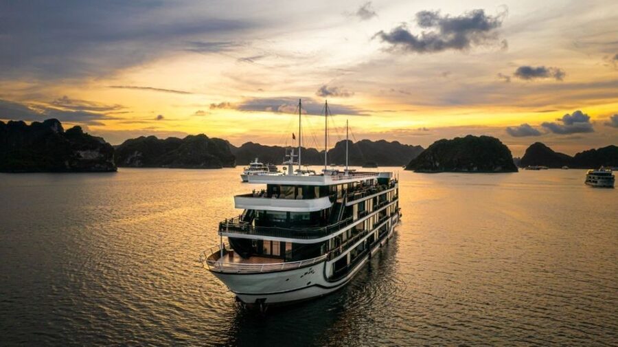 Hanoi: Halong Bay 2-Day 5-Star Balcony Cruise & Bathtub - Food, service, and the small details that matter