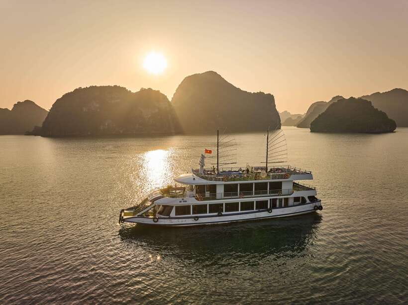 Hanoi: Halong Bay Cruise, Amazing Cave, Titov Island & Kayak - Inside Sung Sot Cave, Halong Bay’s big natural show