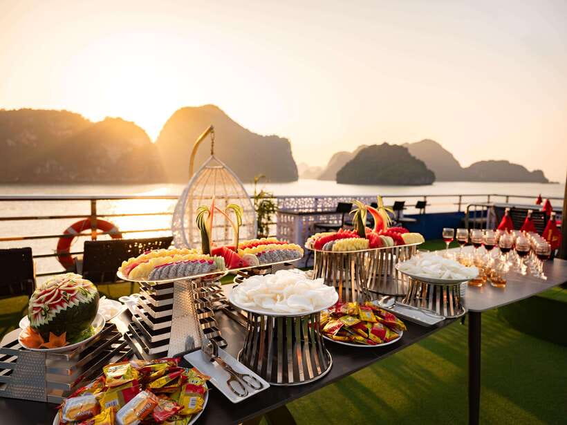 Hanoi: Halong Bay Cruise, Amazing Cave, Titov Island & Kayak - Crowds, comfort, and what to pack