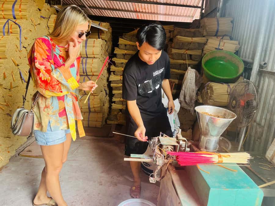 Hanoi: Incense Village, Hat, Lacquer Tour & City Highlights - Guides make a noticeable difference