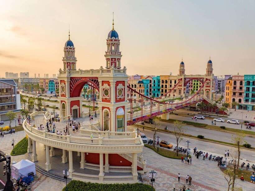 Hanoi: Mega Grand World with Bat Trang Pottery Village - Koreatown and Hong Kong Town by electric car