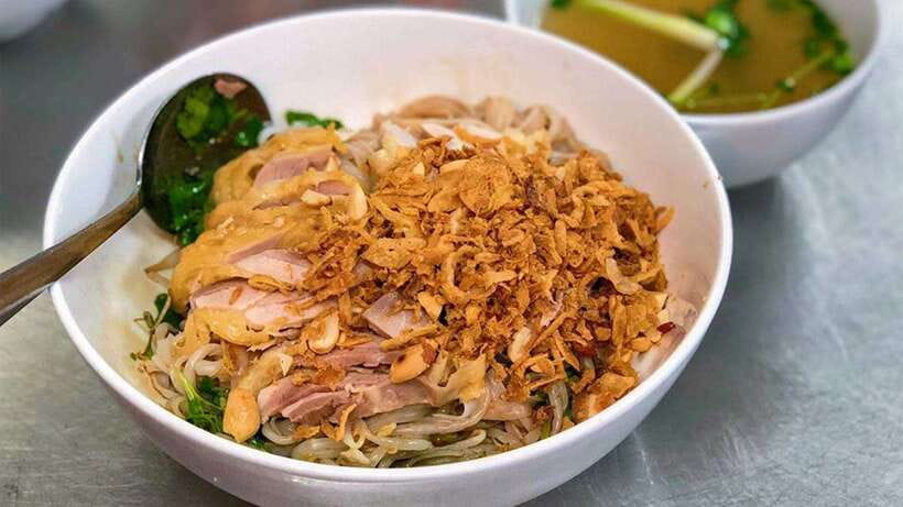 Hanoi: Michelin Guide Street Food Walking Tour - Second bowl: glass noodles and crispy eel