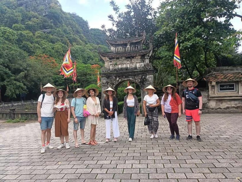 Hanoi/Ninh Binh: 1-Day Tam Coc/Trang An, Hoa Lu & Mua Caves - The early bus ride from Hanoi