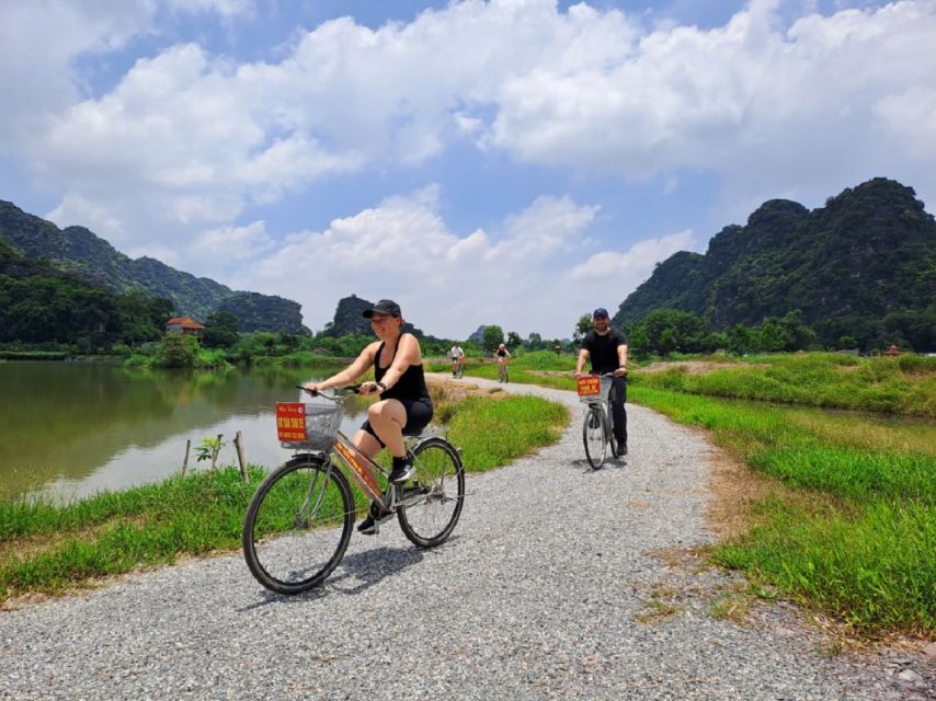Hanoi: Ninh Binh, Hoa Lu, Tam Coc and Mua Cave Day Trip - Lunch beside the Tam Coc River