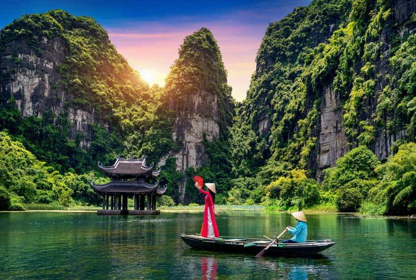 Hanoi: Ninh Binh, Trang An, Mua Cave and Bai Dinh Pagoda - The road south from Hanoi