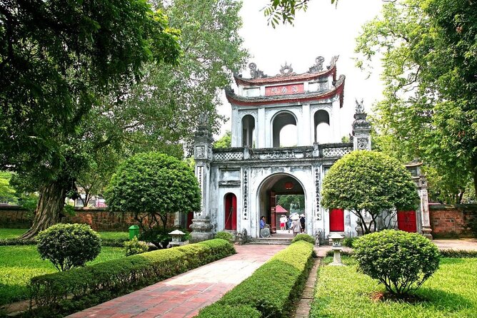 Hanoi Private Day Tour: Hidden Gems, Hoa Lo Prison, Train Street - Waiting for the train at Bếp Vua Chả Cá