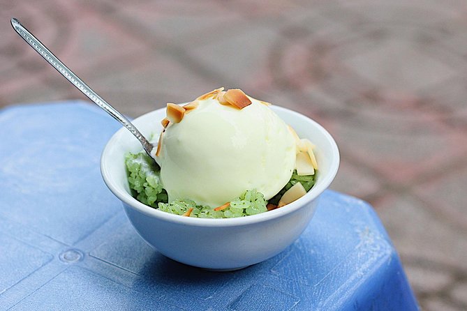 Hanoi Street Food: Small Group Walking Tour with Real Foodie - The Hang Be market and Hanoi’s old streets
