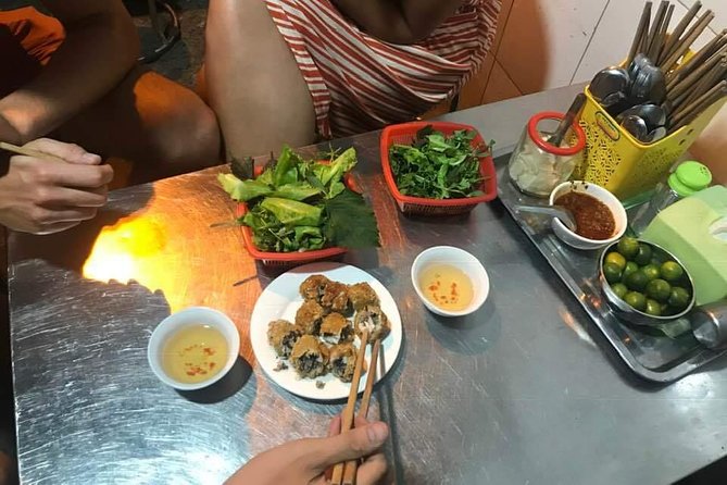 Hanoi street food tour (small group) - Ending with chè and sweet rice donuts