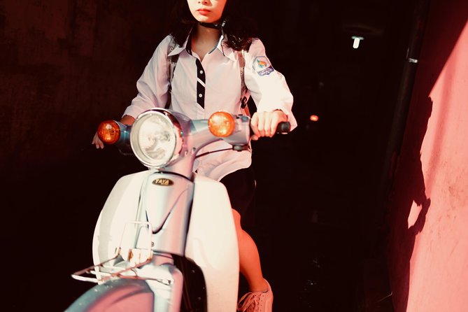 Hanoi Street Photography with a Pro – Phone & Camera - Coffee and image review in the middle of the walk