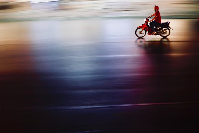 Hanoi Street Photography with a Pro – Phone & Camera - What Nguyen and the other guides bring