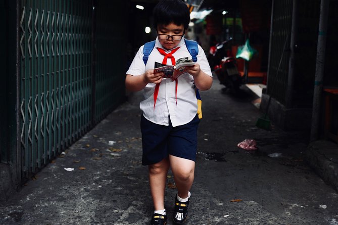 Hanoi Street Photography with a Pro – Phone & Camera - The local market: your first real photography lesson
