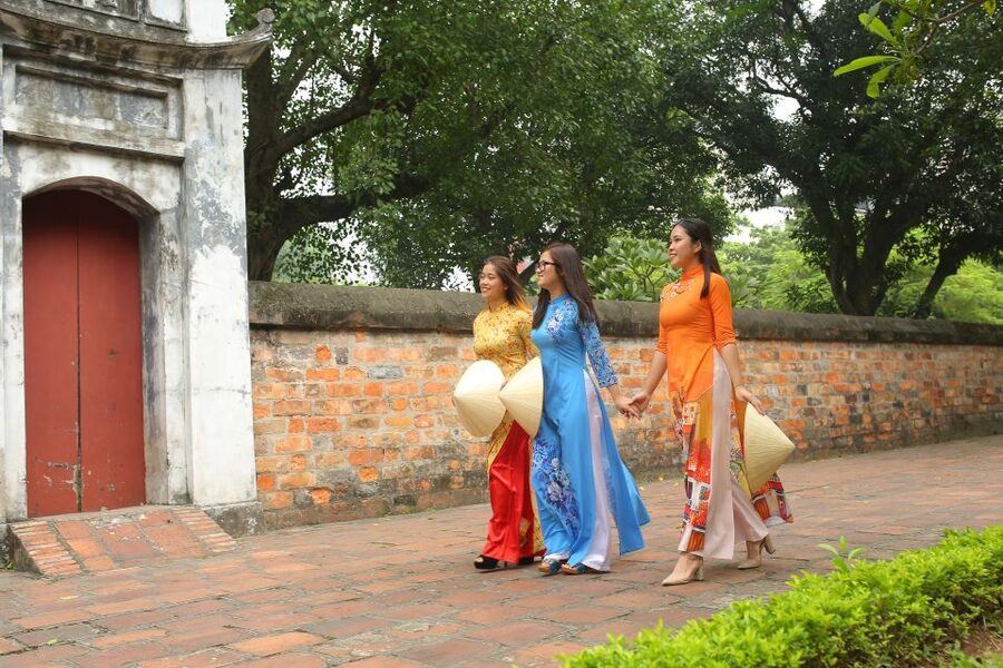 Hanoi: Traditional Ao Dai Dress and Non La Hat Rental - Picking up your outfit on Bat Su Street