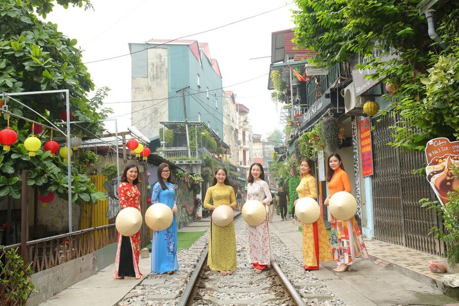 Hanoi: Traditional Ao Dai Dress and Non La Hat Rental - Building your own Hanoi photo route