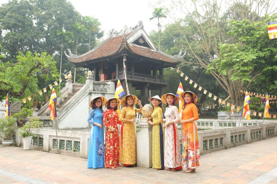 Hanoi: Traditional Ao Dai Dress and Non La Hat Rental - Photographing the Ao Dai without making it feel staged