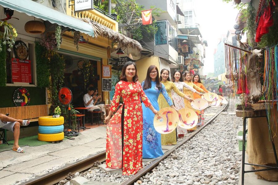 Hanoi: Traditional Ao Dai Dress and Non La Hat Rental - The $9 price and what is included