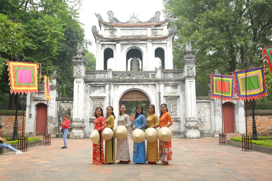 Hanoi: Traditional Ao Dai Dress and Non La Hat Rental - Fit, cleanliness, and clothing quality