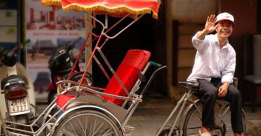 Hanoi Walking Street Food Tour & Cyclo Ride - Starting in the Old Quarter with bun cha and small bites