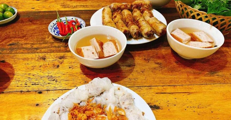 Hanoi: Walking Street Food Tour & Train Street w/Local Guide - Why this Hanoi food walk works so well