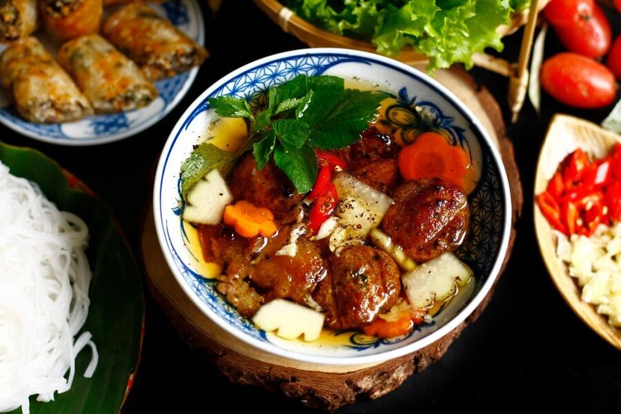 Hanoi: Walking Street Food Tour & Train Street w/Local Guide - Who should book this experience?