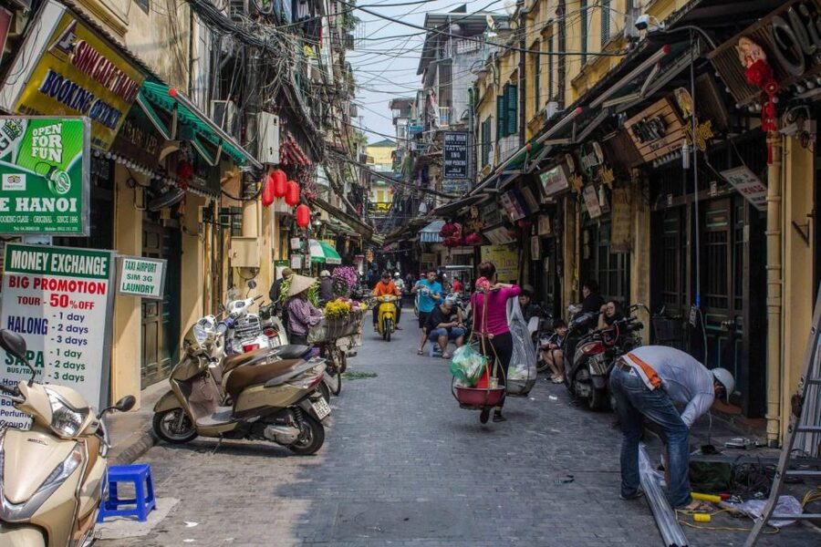 Hanoi: Walking Street Food Tour & Train Street w/Local Guide - Walking into Hanoi’s Old Quarter