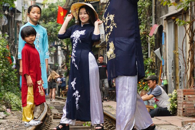Hanoi Walking Street Food Tour with Train-Street Visit - How the group size affects the experience