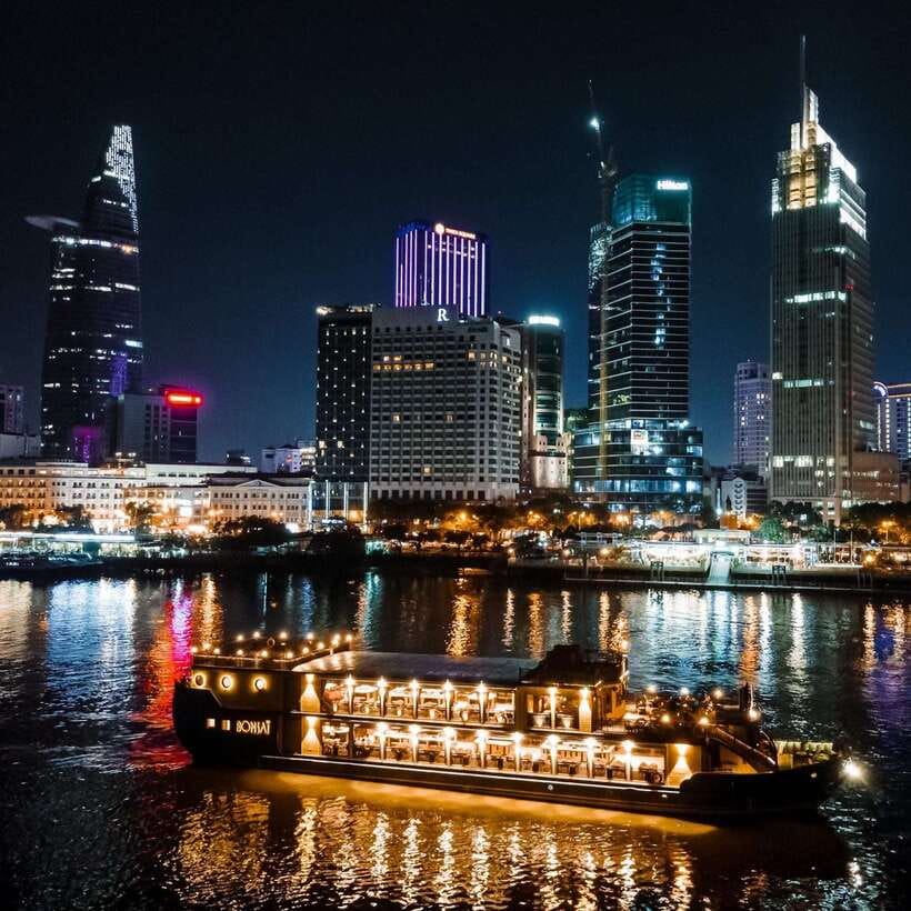 HCM: Saigon River Dinner Cruise - Guides and how much help you receive