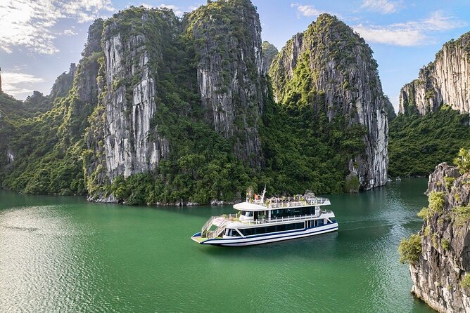 Hercules Grand Day Cruise Tour, Sung Sot Cave,Titop, Luon Cave - Sung Sot Cave and its large chambers