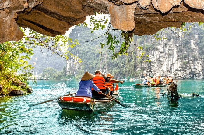 Highlight Ninh Binh Full Day Tour Tam Coc Boat, Mua Cave, Hoa Lu - Vietnamese buffet lunch and a useful midday pause