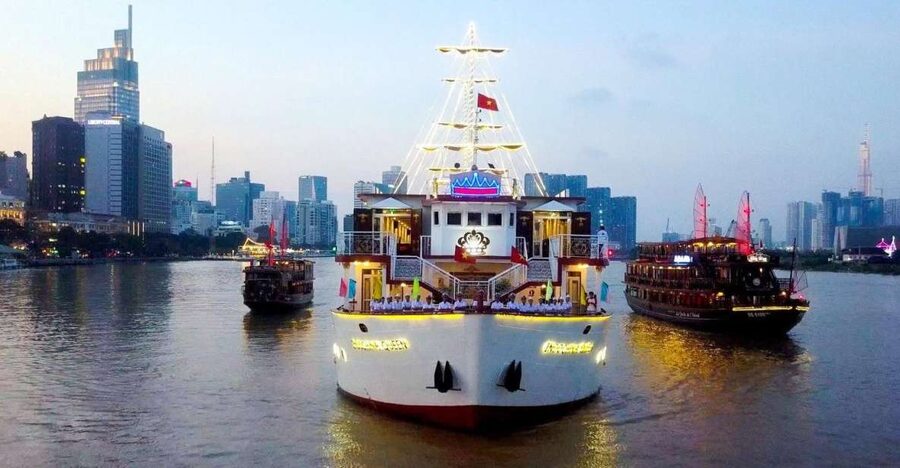 Ho Chi Minh: Private City Tour and Dinner Cruise with Buffet - Cyclo or scooter, which should you choose?
