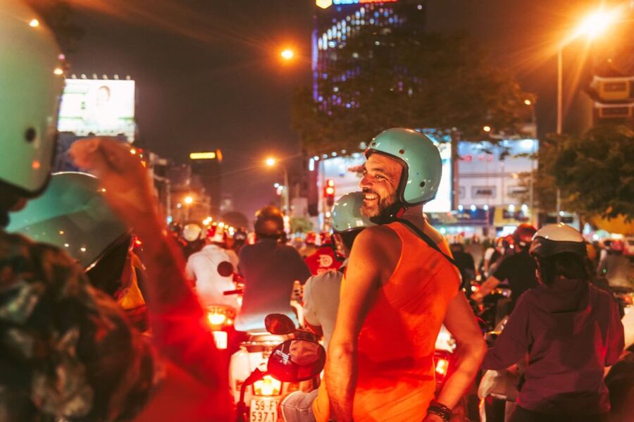 Ho Chi Minh: Private City Tour and Dinner Cruise with Buffet - From city streets to the Saigon River