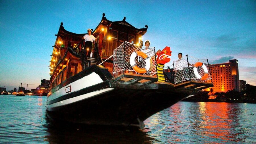Ho Chi Minh: Private City Tour and Dinner Cruise with Buffet - What the buffet dinner is really like