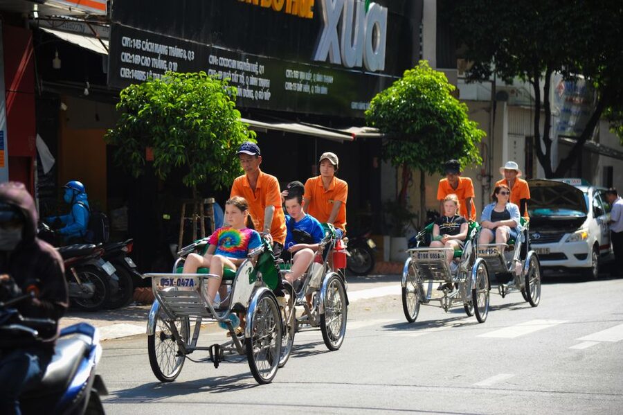 Ho Chi Minh: Private City Tour and Dinner Cruise with Buffet - The traditional music and city lights