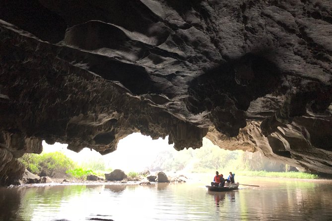 Hoa Lu - Mua Cave - Tam Coc/Trang An - DELUXE Small Group Tour - Choosing between Tam Coc and Trang An by boat