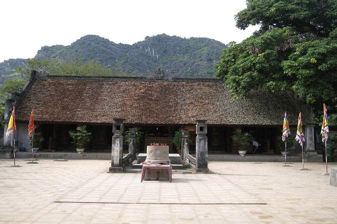 Hoa Lu - Tam Coc boat Trip and Mua Cave - Lunch in the Trang An area