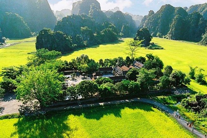 Hoa Lu Tam Coc Full-Day DELUXE Tour Including BUFFET LUNCH & River Boat Ride - Tam Coc by sampan, the main event