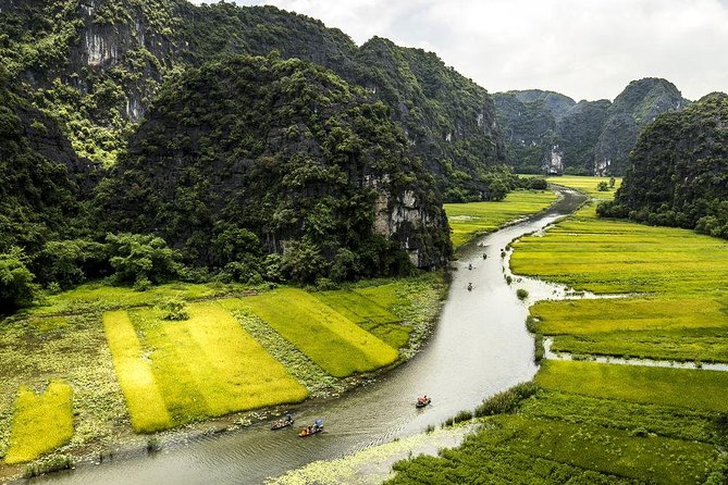 Hoa Lu Tam Coc Full-Day DELUXE Tour Including BUFFET LUNCH & River Boat Ride - How the guides affect the experience