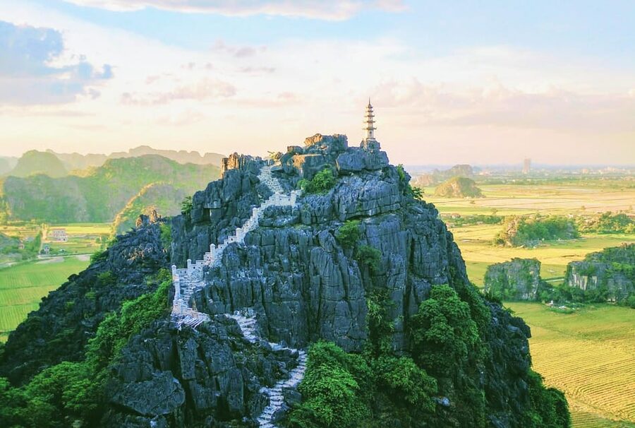 Hoa Lu, Tam Coc, & Mua Cave Day Trip with Lunch & Limousine - Who should book this experience