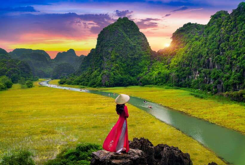 Hoa Lu, Tam Coc, & Mua Cave Day Trip with Lunch & Limousine - Hoa Lu, the capital that came before Hanoi