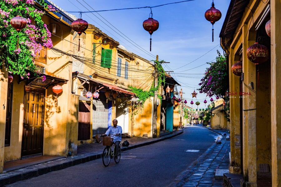 Hoi An: 2.5-Hour Street Food Tour - Cao Lau, the dish that gives Hoi An its identity